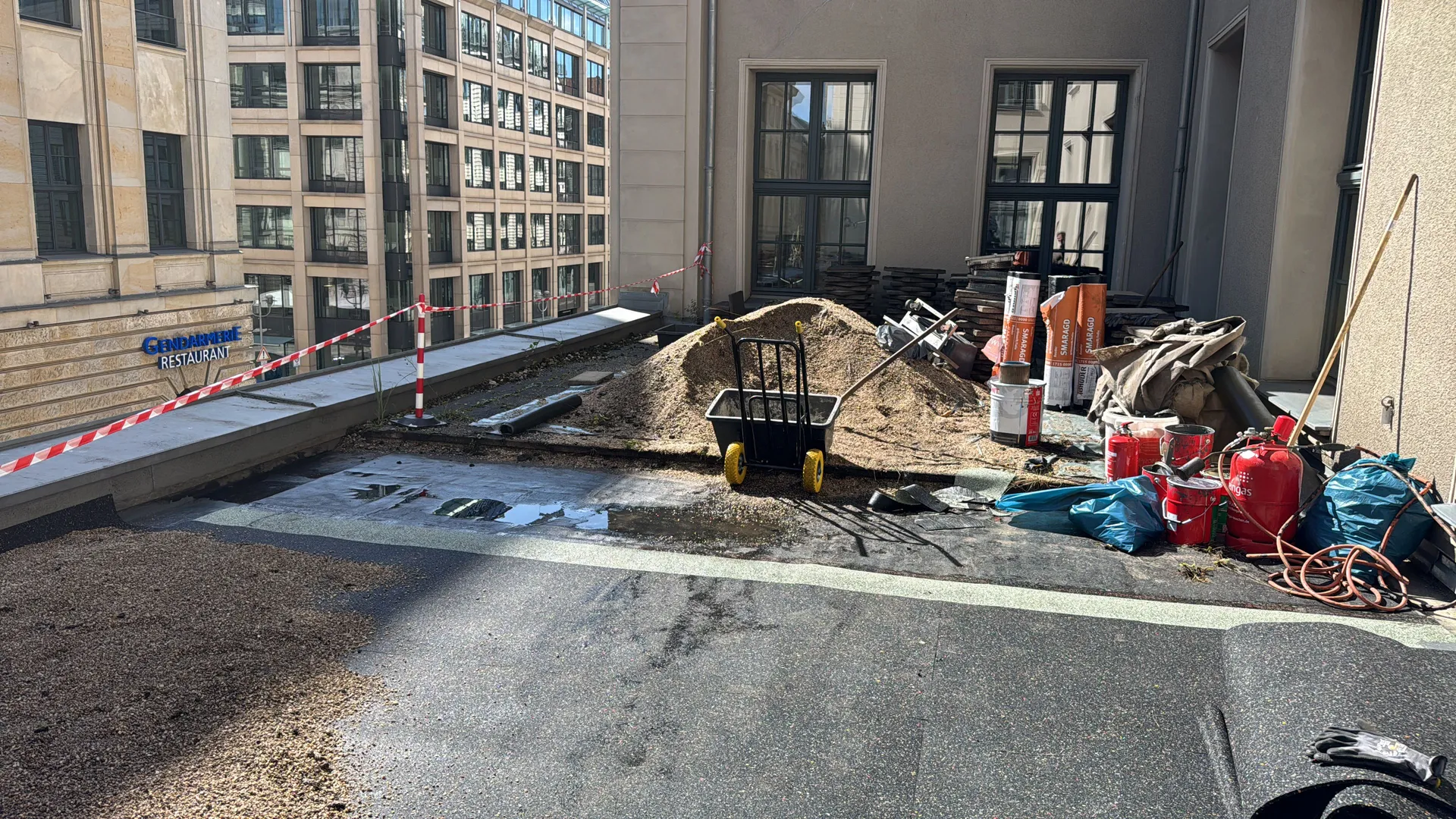 Hochwertige Flachdachsanierung: Dauerhafte Sicherheit für urbane Wohn- und Gewerbeimmobilien
